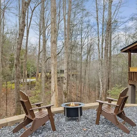 Boozy Bear Bungalow Romantic Cabin 5 Mins 2 Downtown With Hot Tub And Fire Pit Gatlinburg Exterior photo