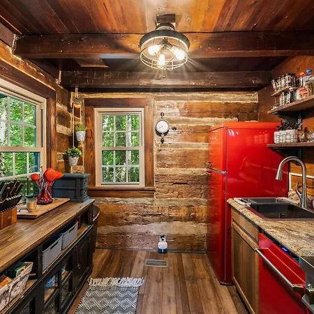 Boozy Bear Bungalow Romantic Cabin 5 Mins 2 Downtown With Hot Tub And Fire Pit Gatlinburg Exterior photo