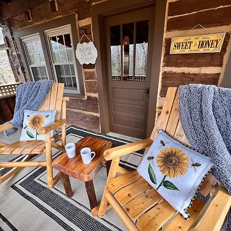 Boozy Bear Bungalow Romantic Cabin 5 Mins 2 Downtown With Hot Tub And Fire Pit Gatlinburg Exterior photo