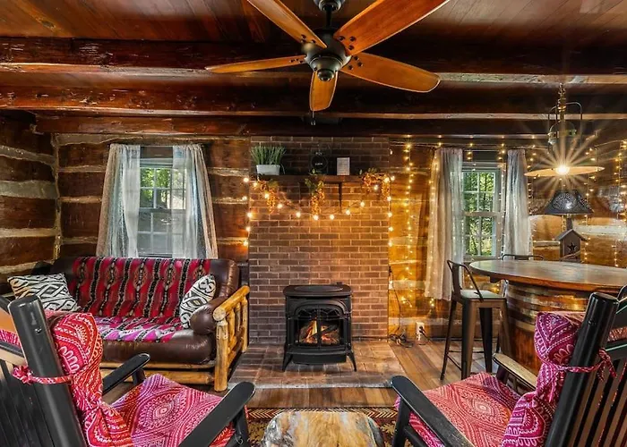 Boozy Bear Bungalow Romantic Cabin 5 Mins 2 Downtown With Hot Tub And Fire Pit