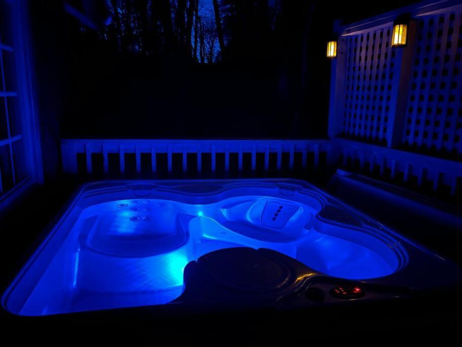 Boozy Bear Romantic 5 Mins 2 Downtown With Hot Tub And Fire Pit Holiday home *