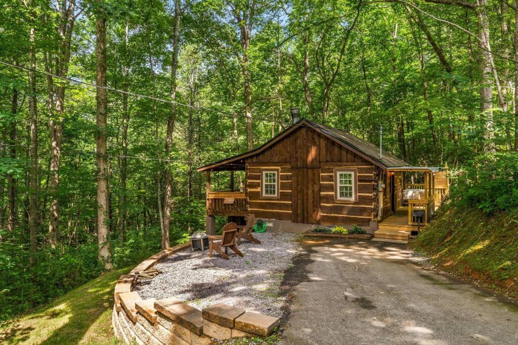 Boozy Bear Romantic 5 Mins 2 Downtown With Hot Tub And Fire Pit Gatlinburg