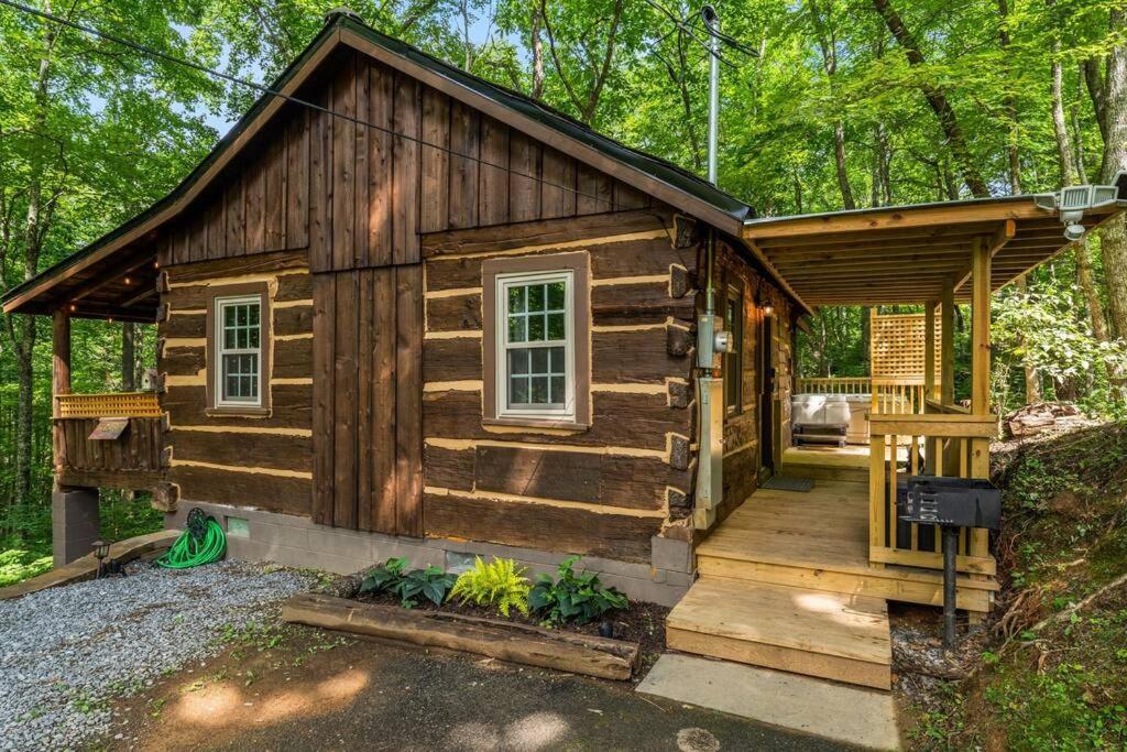 Boozy Bear Romantic 5 Mins 2 Downtown With Hot Tub And Fire Pit *