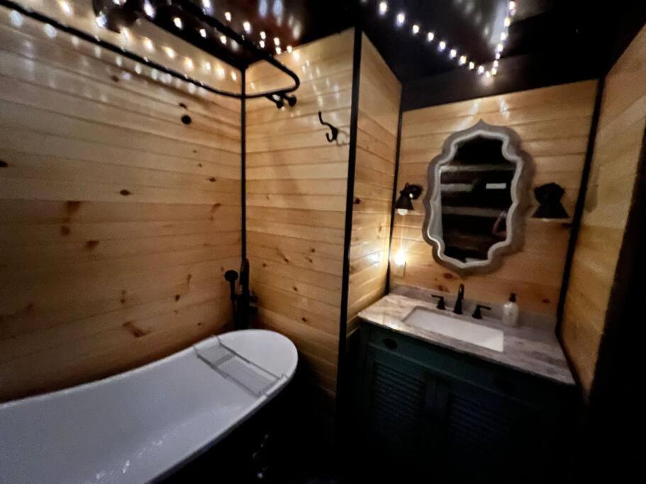Boozy Bear Romantic 5 Mins 2 Downtown With Hot Tub And Fire Pit Holiday home *