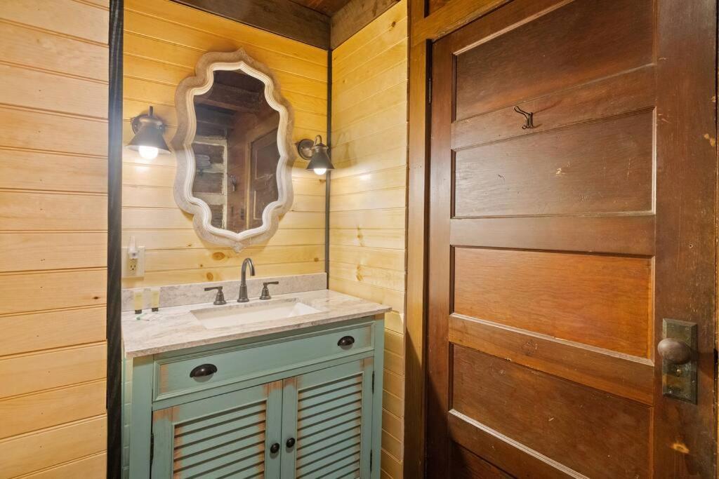 Boozy Bear Romantic 5 Mins 2 Downtown With Hot Tub And Fire Pit Holiday home Gatlinburg