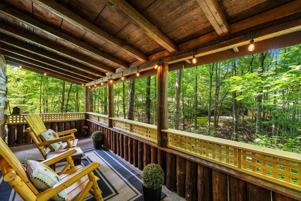 Holiday home Boozy Bear Romantic 5 Mins 2 Downtown With Hot Tub And Fire Pit Gatlinburg