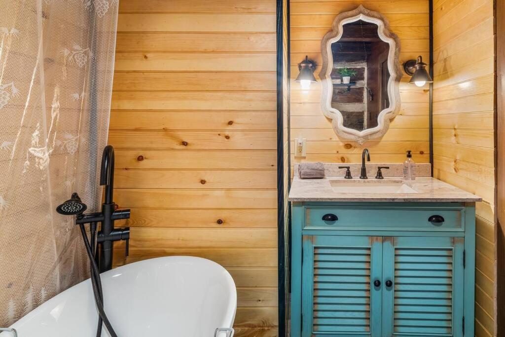 Boozy Bear Romantic 5 Mins 2 Downtown With Hot Tub And Fire Pit Holiday home *