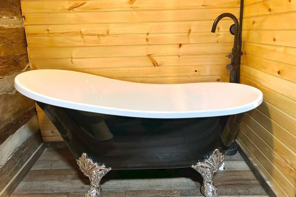 Boozy Bear Romantic 5 Mins 2 Downtown With Hot Tub And Fire Pit Holiday home Gatlinburg