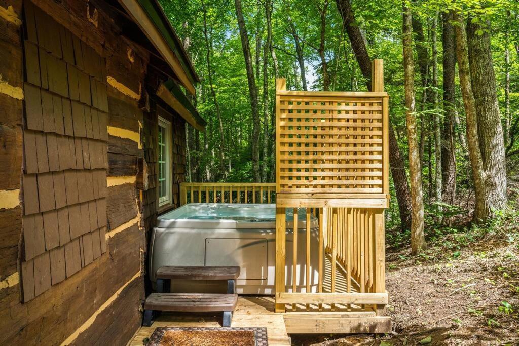 Boozy Bear Romantic 5 Mins 2 Downtown With Hot Tub And Fire Pit *