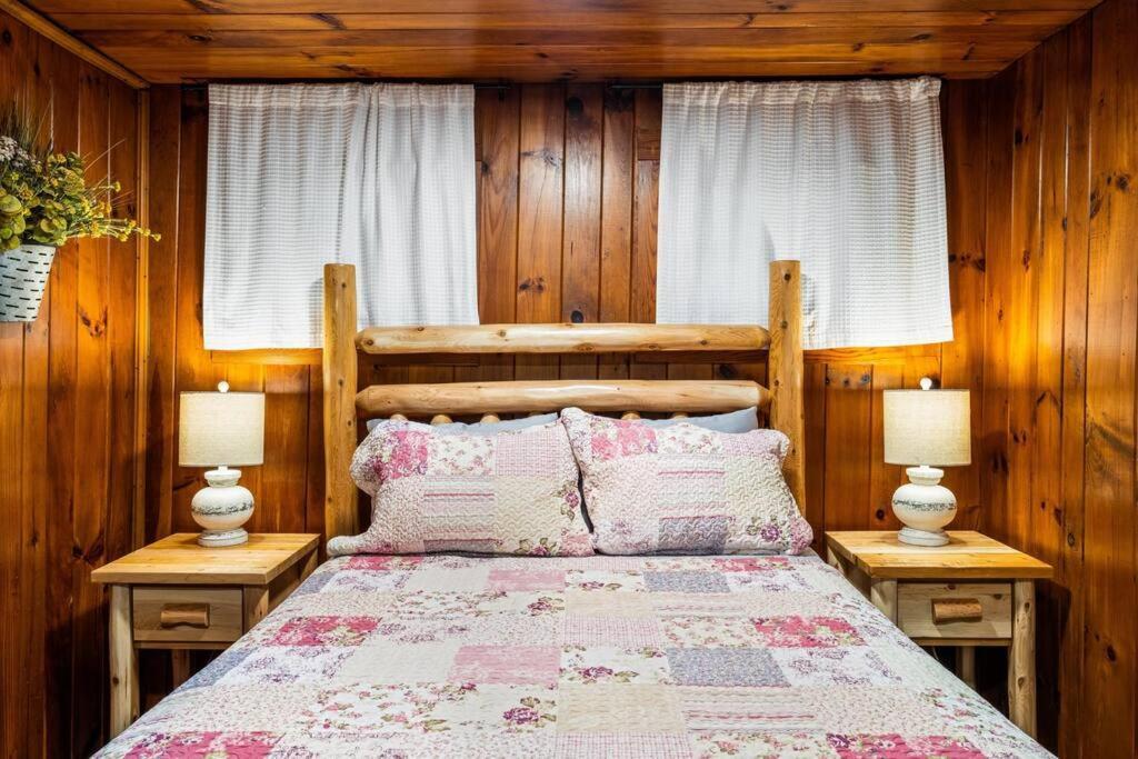 Holiday home Boozy Bear Romantic 5 Mins 2 Downtown With Hot Tub And Fire Pit