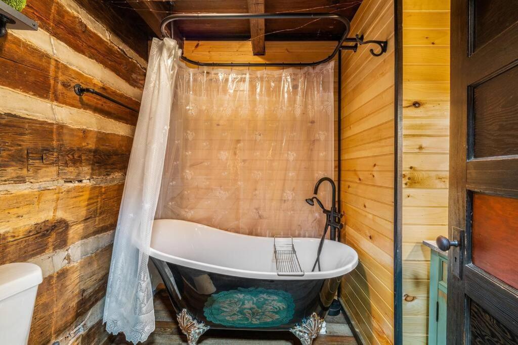 Holiday home Boozy Bear Romantic 5 Mins 2 Downtown With Hot Tub And Fire Pit