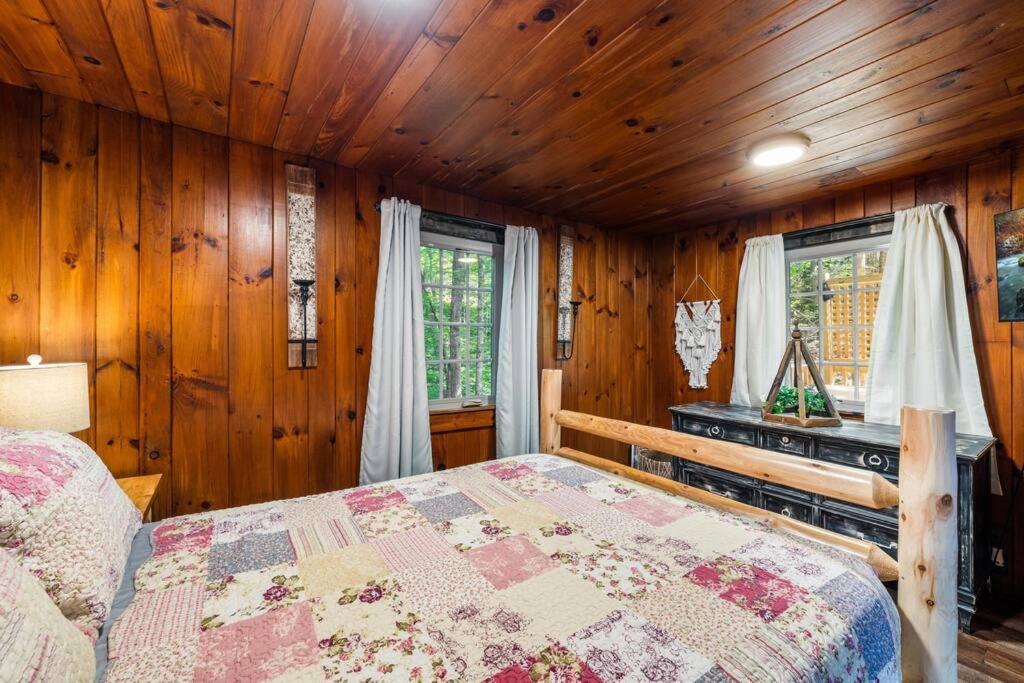 Boozy Bear Romantic 5 Mins 2 Downtown With Hot Tub And Fire Pit Holiday home
