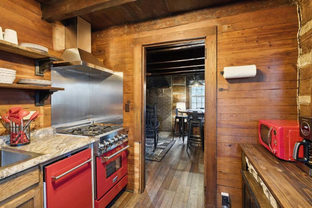 Boozy Bear Romantic 5 Mins 2 Downtown With Hot Tub And Fire Pit Gatlinburg
