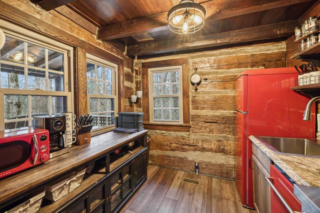 Boozy Bear Romantic 5 Mins 2 Downtown With Hot Tub And Fire Pit Holiday home *