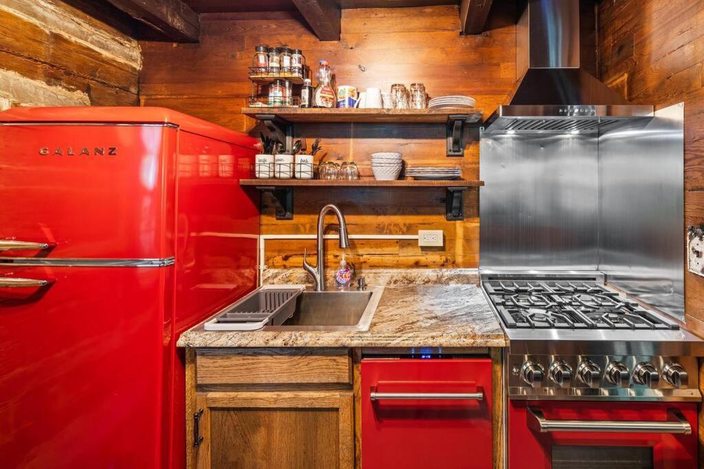 Holiday home Boozy Bear Romantic 5 Mins 2 Downtown With Hot Tub And Fire Pit *