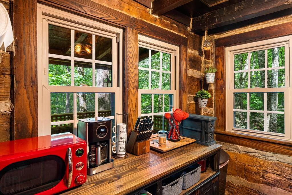 Boozy Bear Romantic 5 Mins 2 Downtown With Hot Tub And Fire Pit Gatlinburg