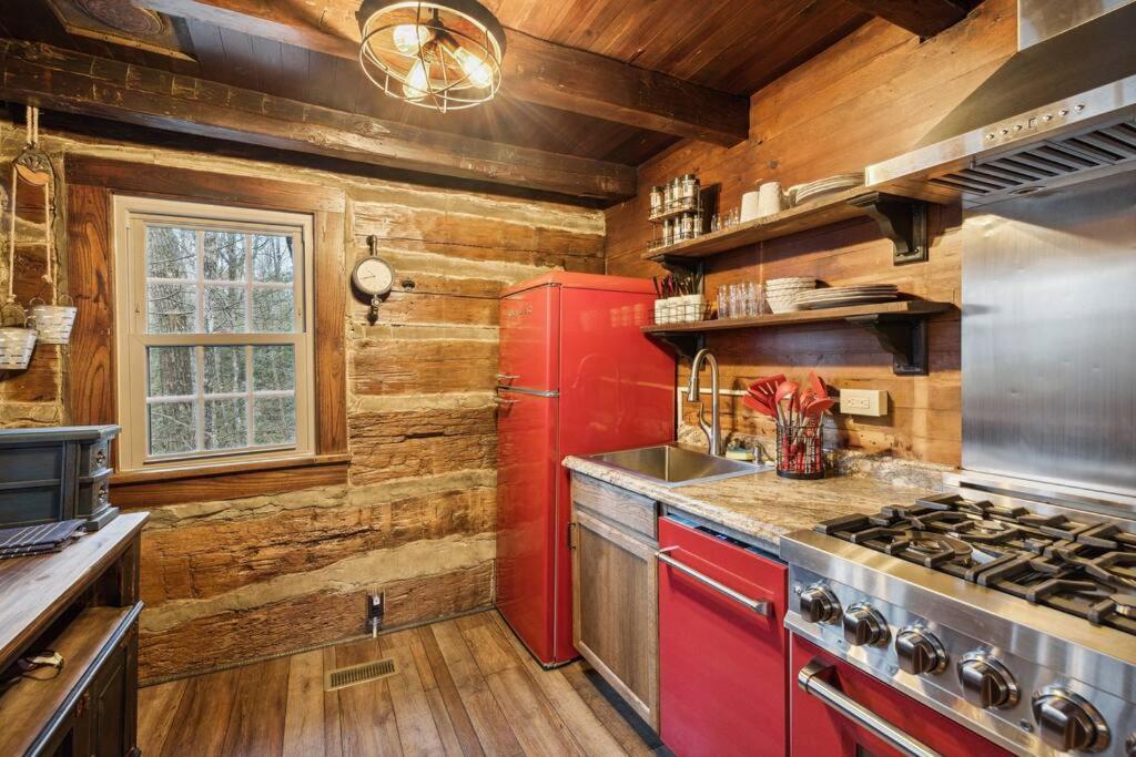 Boozy Bear Romantic 5 Mins 2 Downtown With Hot Tub And Fire Pit *