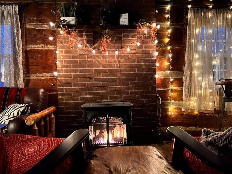 Boozy Bear Romantic 5 Mins 2 Downtown With Hot Tub And Fire Pit Holiday home