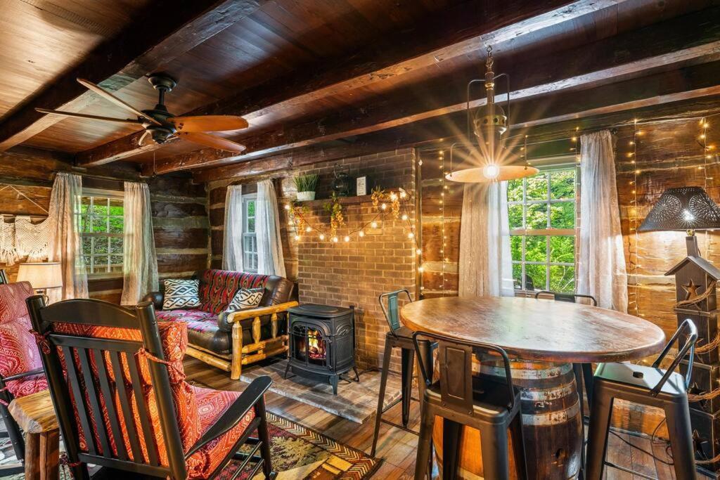Boozy Bear Romantic 5 Mins 2 Downtown With Hot Tub And Fire Pit Holiday home