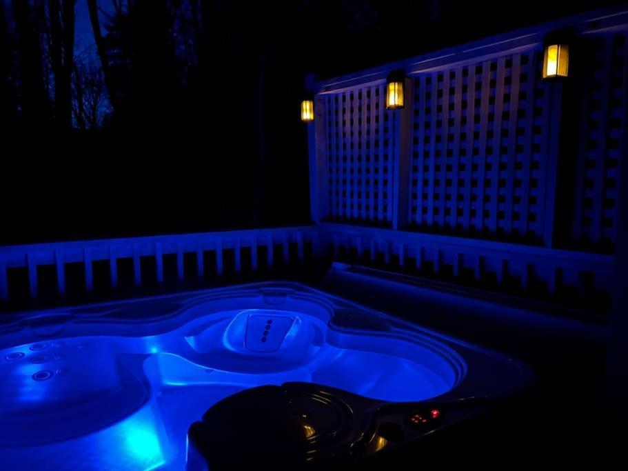 Boozy Bear Romantic 5 Mins 2 Downtown With Hot Tub And Fire Pit Holiday home *