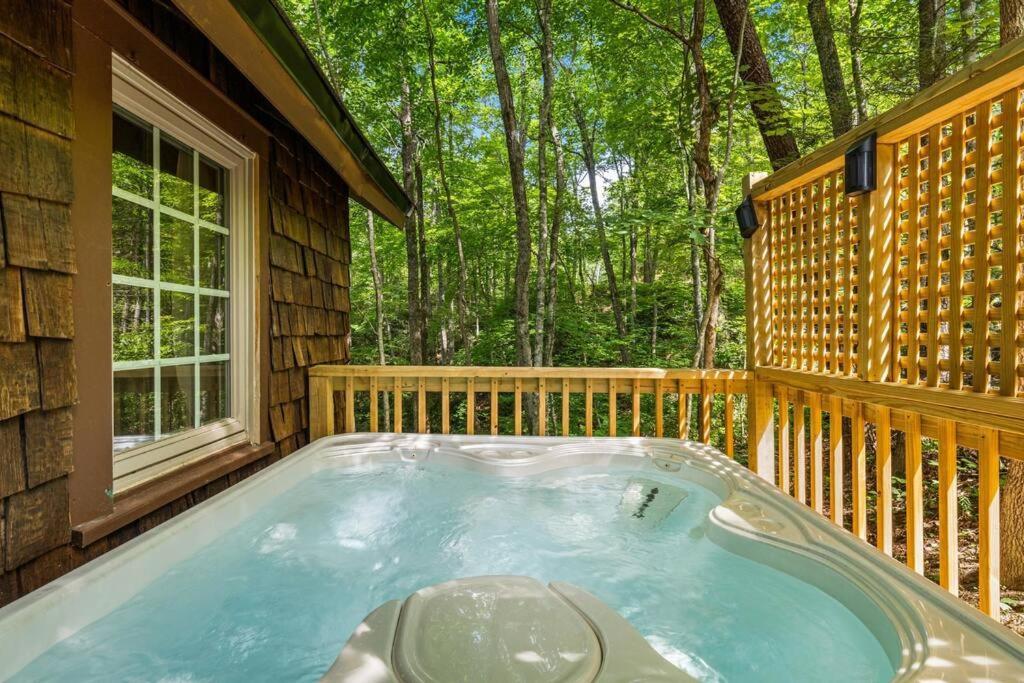 Boozy Bear Romantic 5 Mins 2 Downtown With Hot Tub And Fire Pit * Gatlinburg