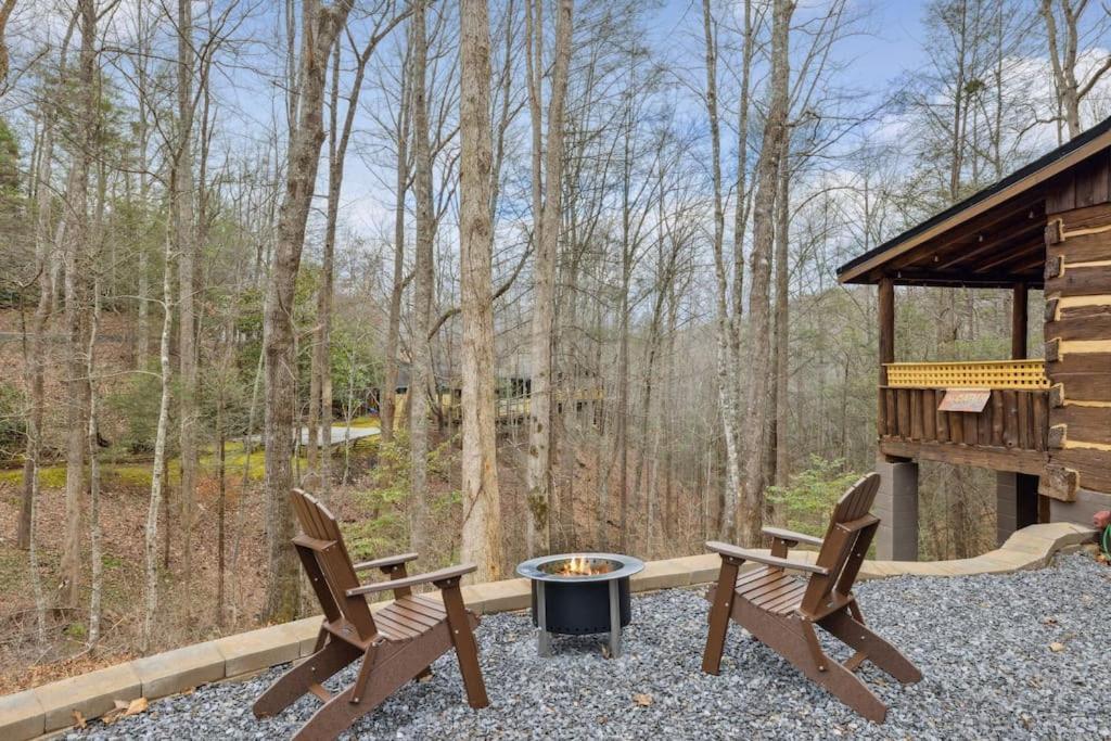 Boozy Bear Romantic 5 Mins 2 Downtown With Hot Tub And Fire Pit Holiday home Gatlinburg