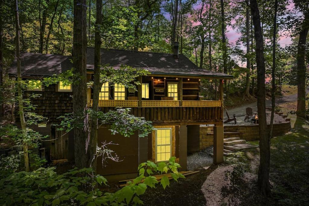 Boozy Bear Romantic 5 Mins 2 Downtown With Hot Tub And Fire Pit Holiday home *