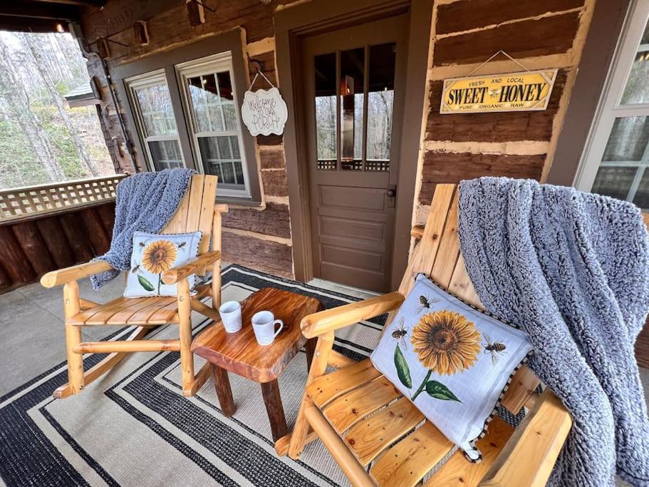 Boozy Bear Romantic 5 Mins 2 Downtown With Hot Tub And Fire Pit Holiday home *