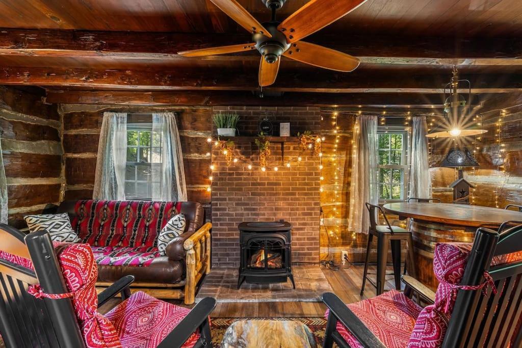 Boozy Bear Romantic 5 Mins 2 Downtown With Hot Tub And Fire Pit *