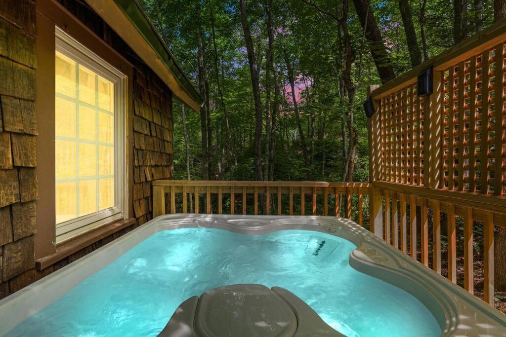 Boozy Bear Romantic 5 Mins 2 Downtown With Hot Tub And Fire Pit *